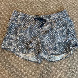 women’s north face shorts sz XL